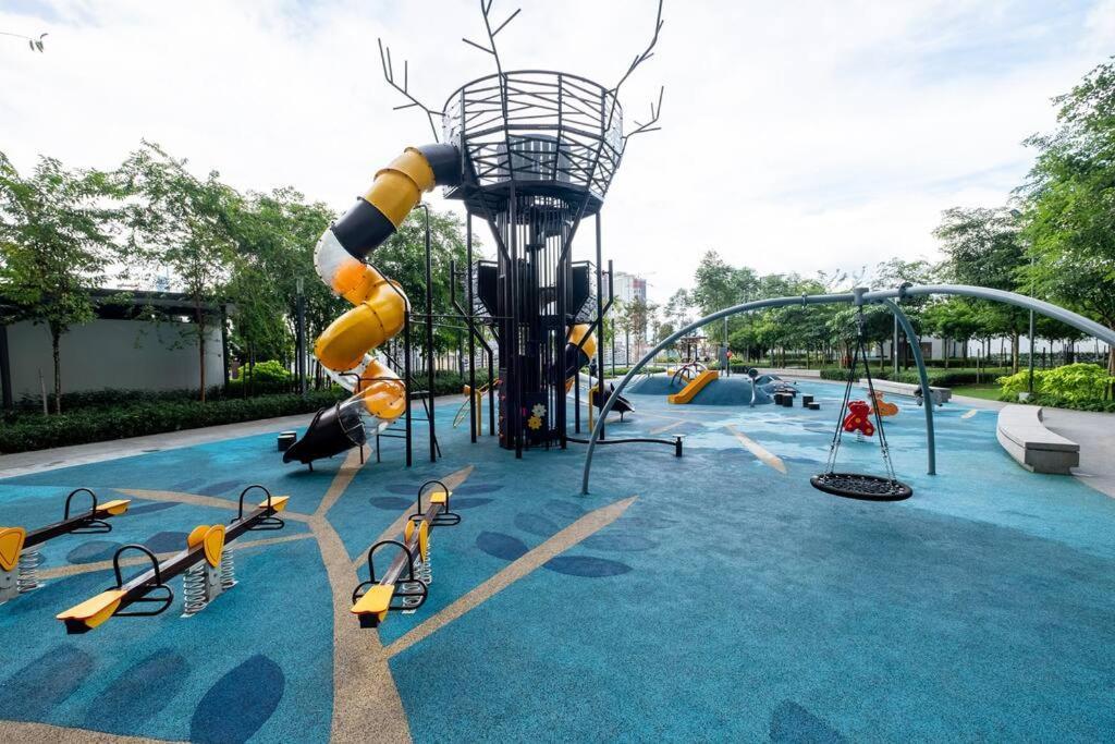 Pangsapuri Pure White 8pax M Vertica Mrt Infinity Pool *