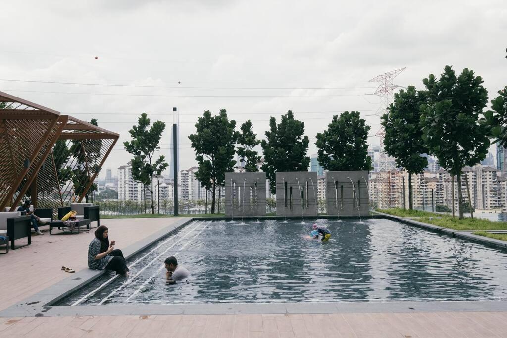 Pure White 8pax M Vertica Mrt Infinity Pool Pangsapuri